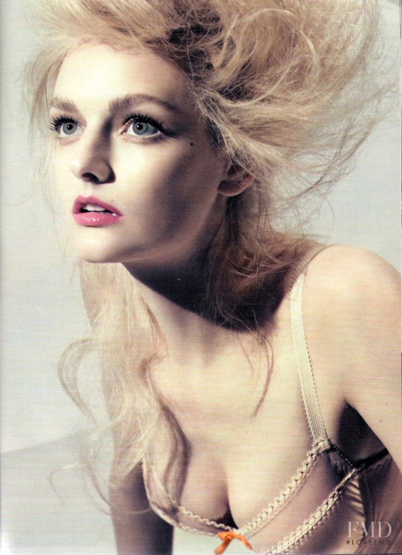 Lydia Hearst featured in Confidencias a medianoche, February 2009