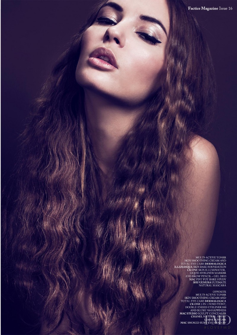 Jhenyfy Muller featured in Intime Thenyly, December 2012