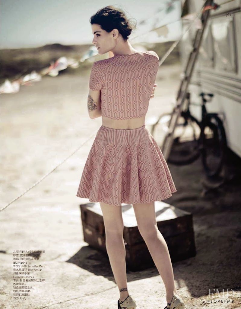 Isabeli Fontana featured in Desert Song, April 2014