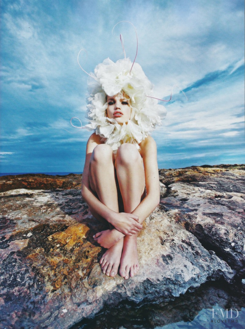 Daphne Groeneveld featured in L\'Été 2011, February 2011