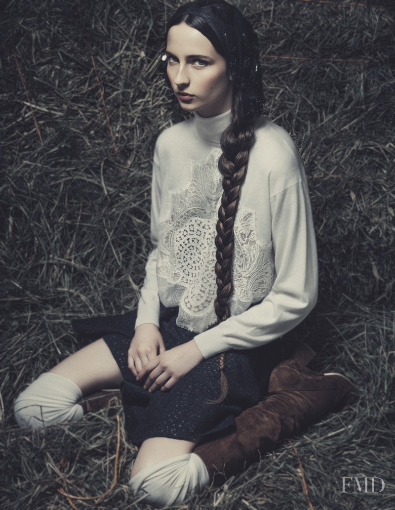 Waleska Gorczevski featured in Devota Da Moda, July 2014