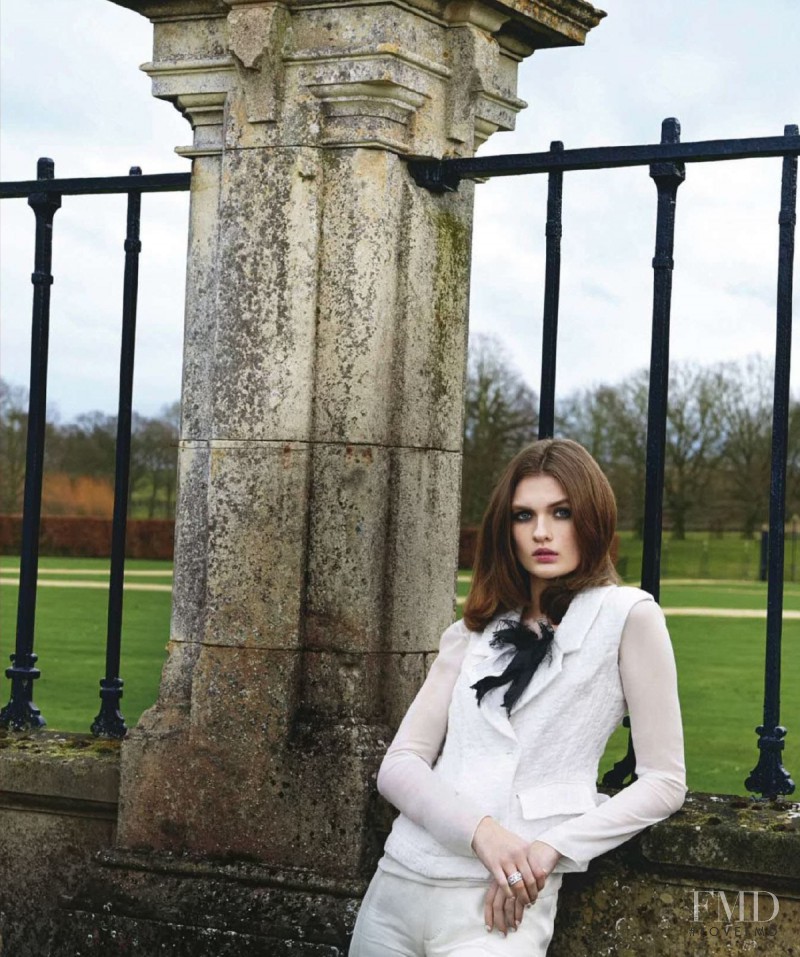 Lara Mullen featured in Seis Bodas, July 2014