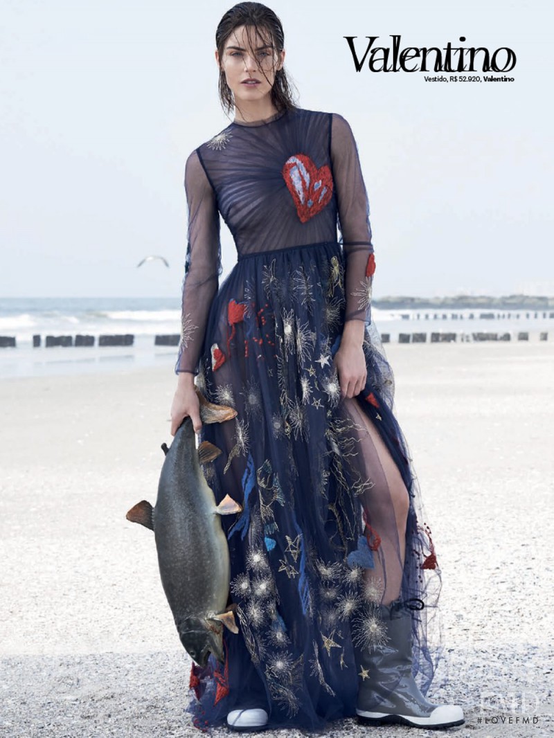 Hilary Rhoda featured in Temporada De Pesca, August 2014