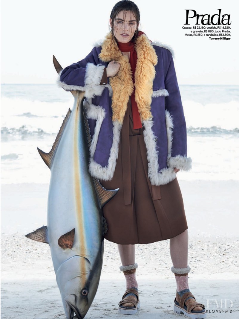 Hilary Rhoda featured in Temporada De Pesca, August 2014