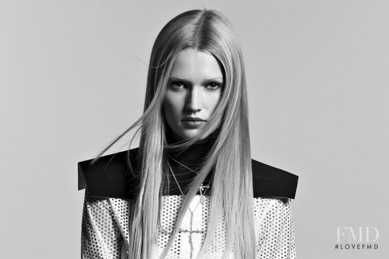 Toni Garrn featured in Otoño Completo, November 2010