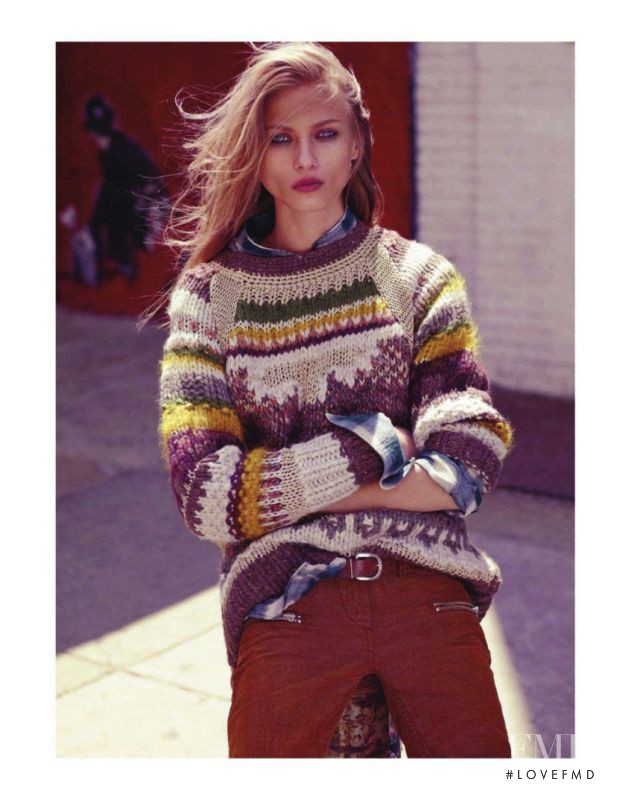Anna Selezneva featured in Points forts, August 2011