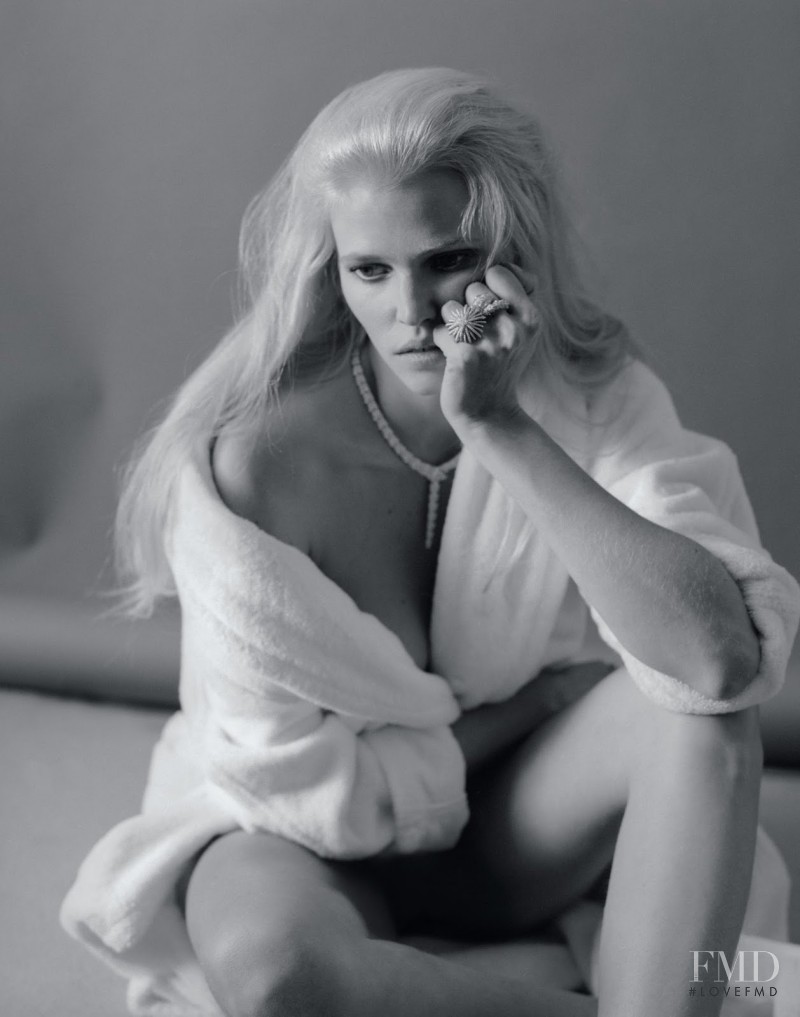 Lara Stone featured in Tot Un Dimanche Matin, May 2015