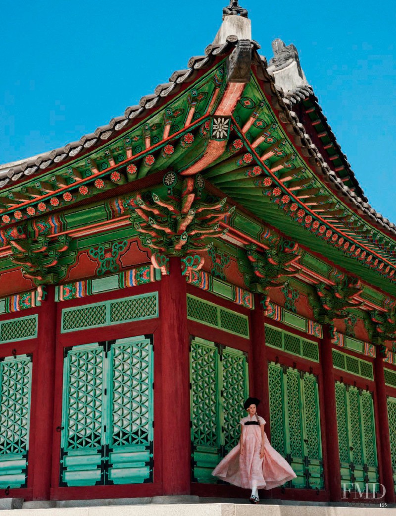 Toni Garrn featured in Südkorea, July 2015
