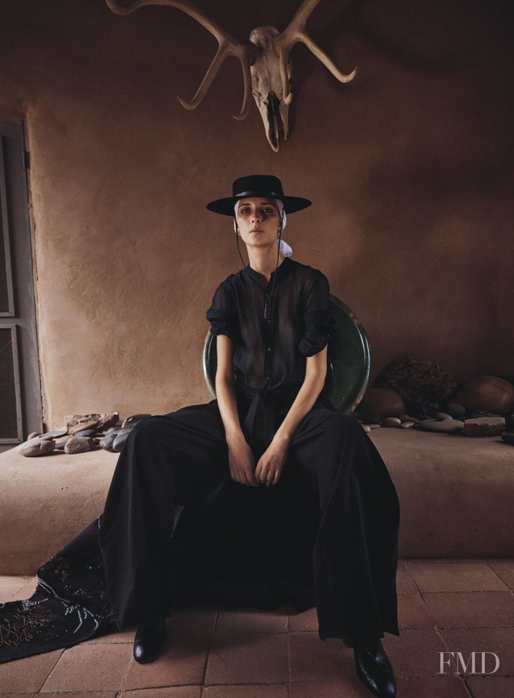 Waleska Gorczevski featured in Still life, October 2015