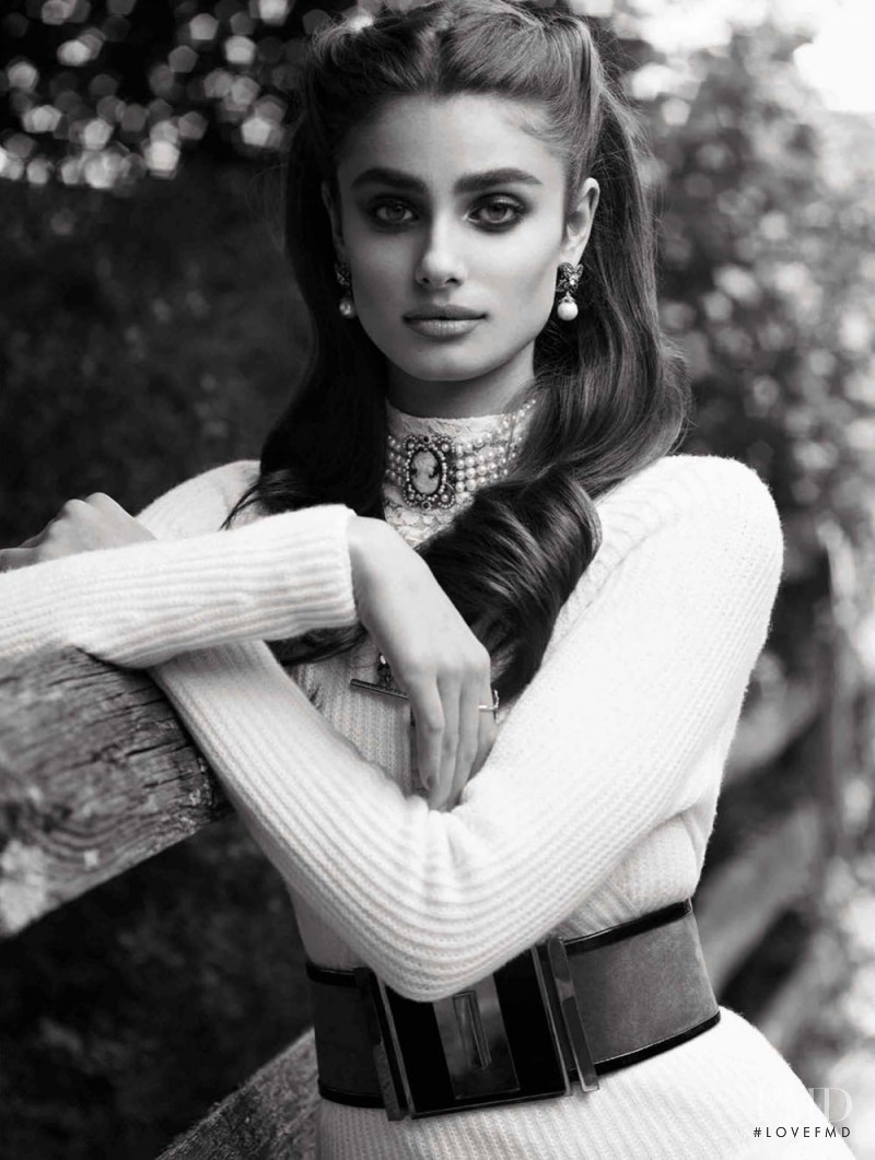 Taylor Hill featured in Clase Alta, September 2015