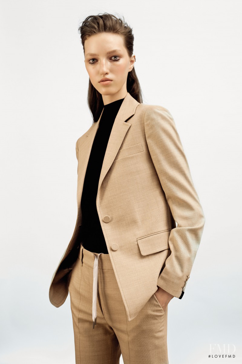 Liza Ostanina featured in Liza Ostanina, September 2015