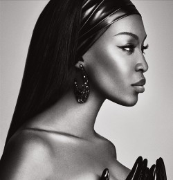 Outlander Magazine on X: Naomi Campbell for Louis Vuitton Fall 2006🎌   / X
