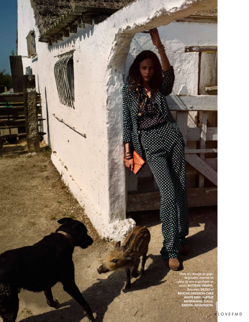 Binx Walton featured in L\'aventuriere L\'exotisme Seventies Prend Des Allures Princieres Et Raffinees., August 2015