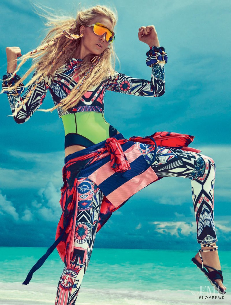 Caroline Trentini featured in Esporte Tribal, November 2015