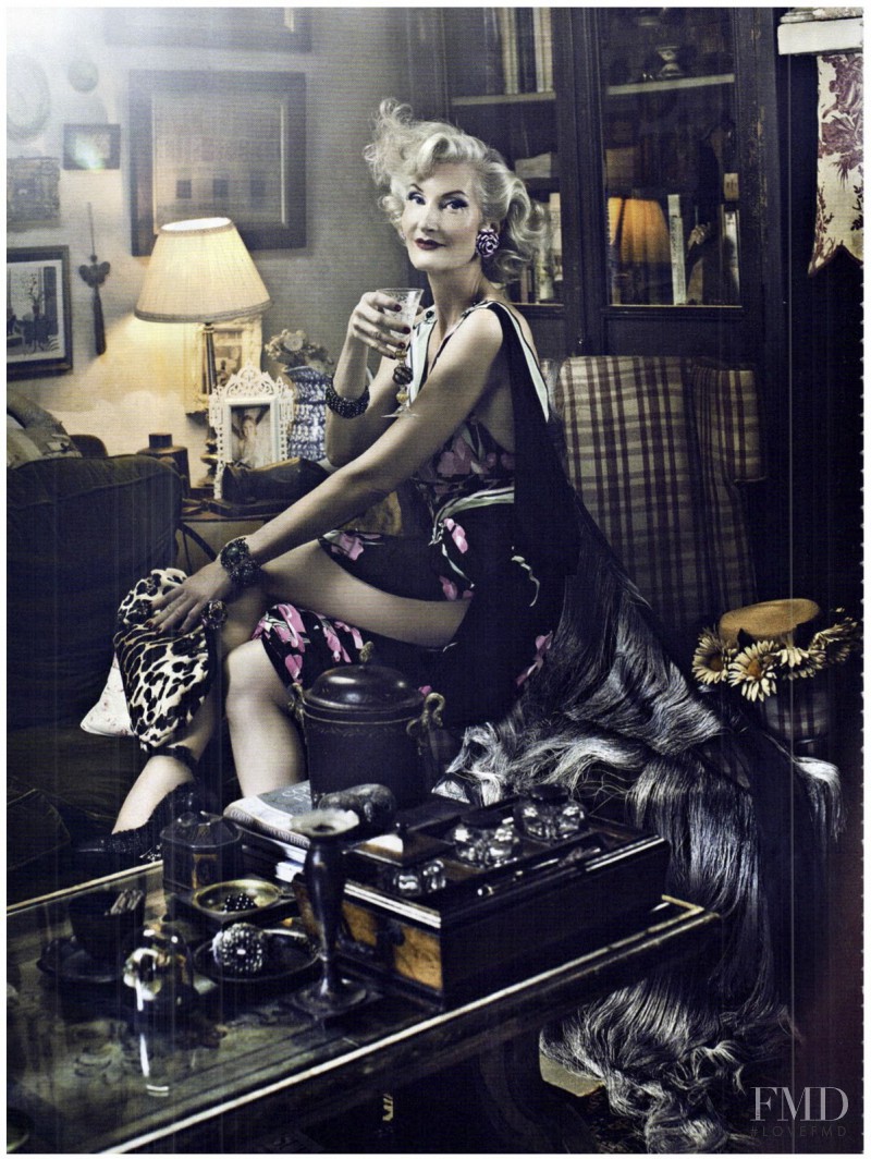 Catherine Loewe featured in Le freak c\'est chic, October 2011