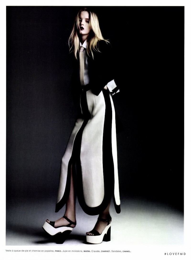 Daria Strokous featured in Dans le vent, December 2011