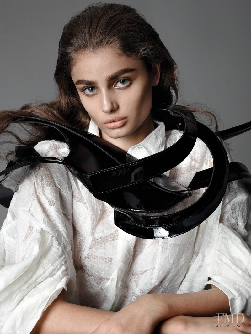 Taylor Hill featured in Tintes de Mujer, May 2016