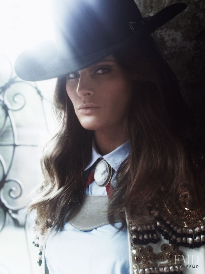 Isabeli Fontana featured in Bandida, February 2012