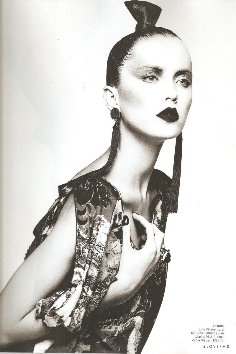 Andressa Fontana featured in Rumo Ao Oriente, December 2010