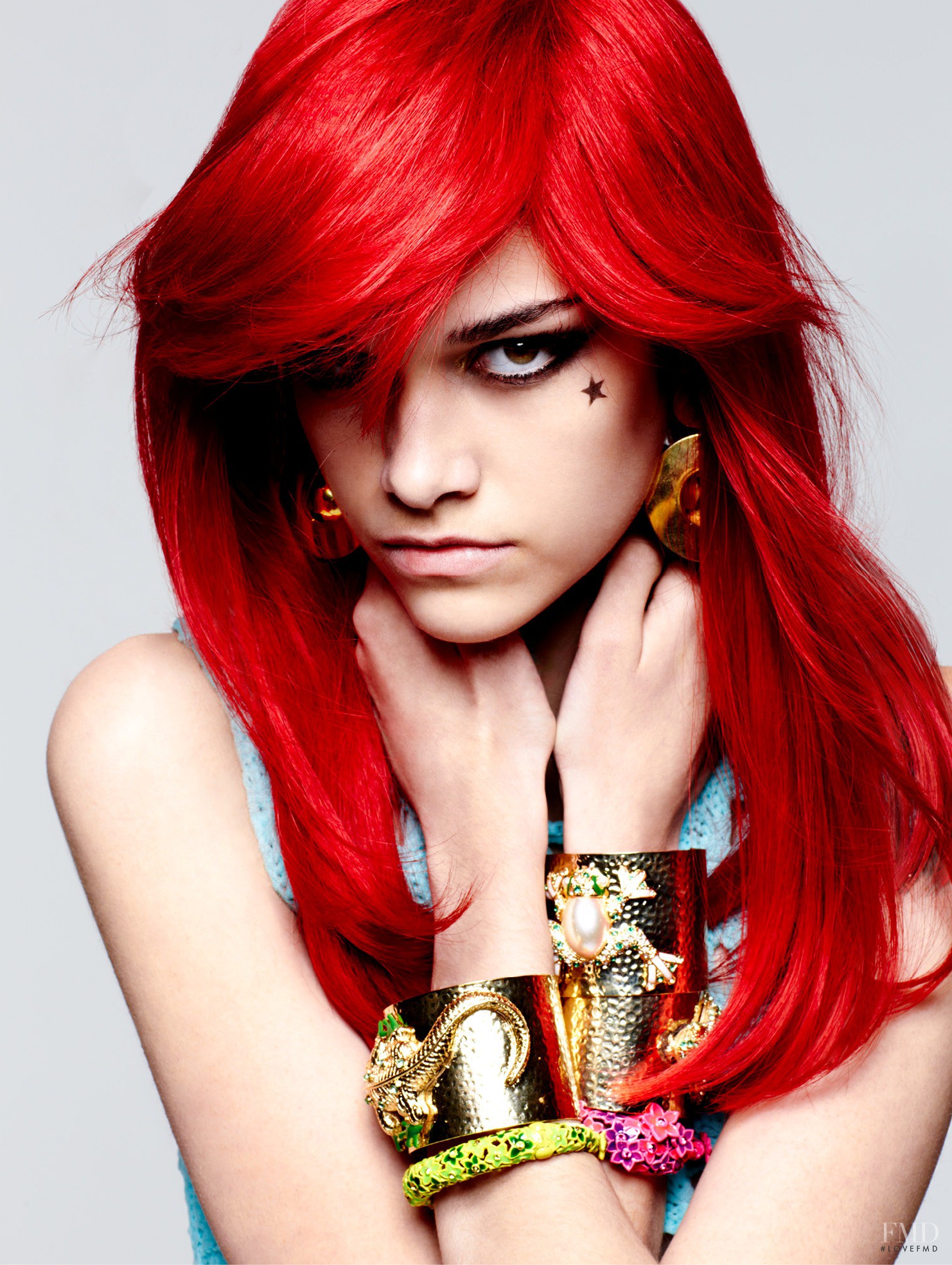 Николь Шиа с красными волосами