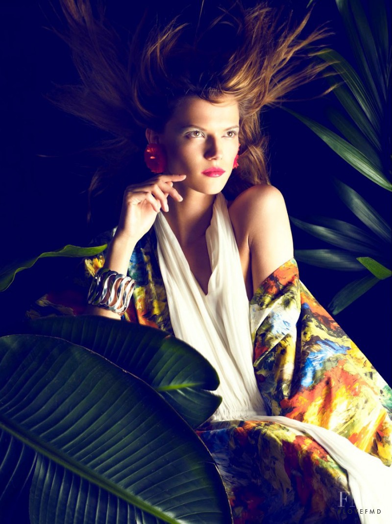 Kasia Struss featured in Apuntes del Natural, February 2012