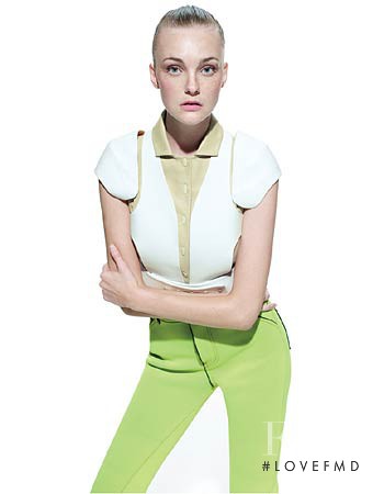 Caroline Trentini featured in Mergulho na Moda, November 2010