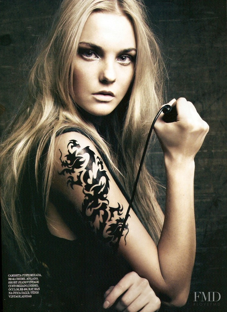 Caroline Trentini featured in Modelo de fotografa, February 2008