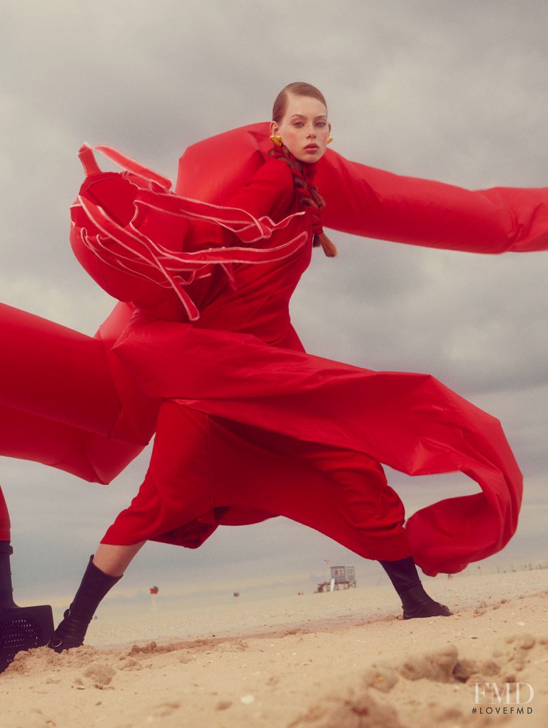 Lauren de Graaf featured in How she moves, December 2016