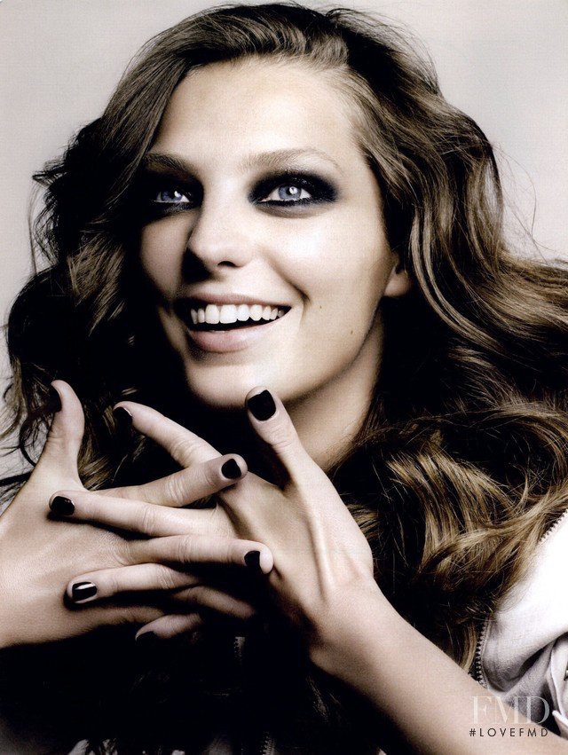 Daria Werbowy featured in ¡Divina!, August 2009