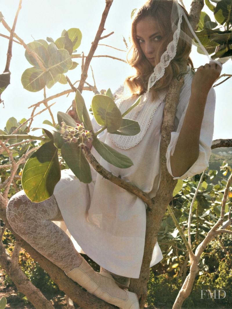 Daria Werbowy featured in Noces Blanches, April 2006
