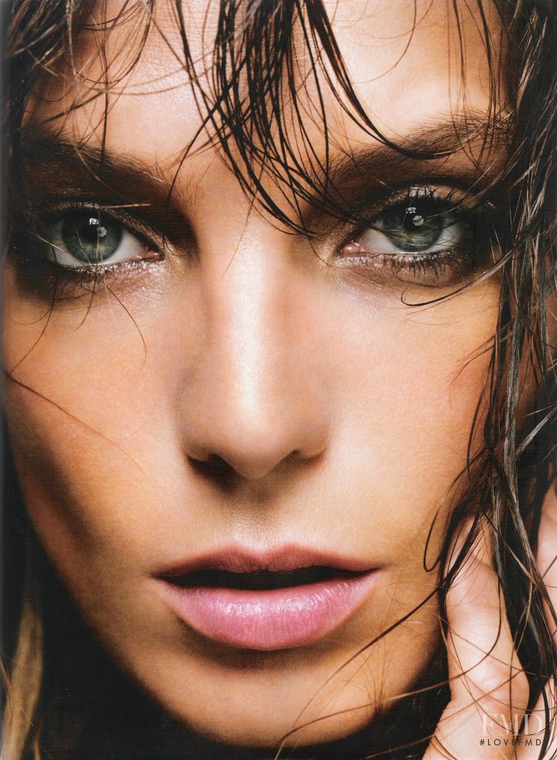 Daria Werbowy featured in En Pie de Guerra, May 2010