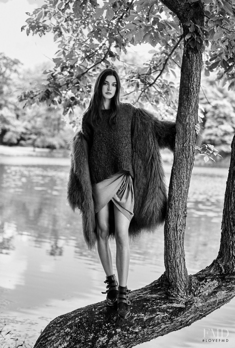 Jacquelyn Jablonski featured in Living The Natural Charm, October 2016