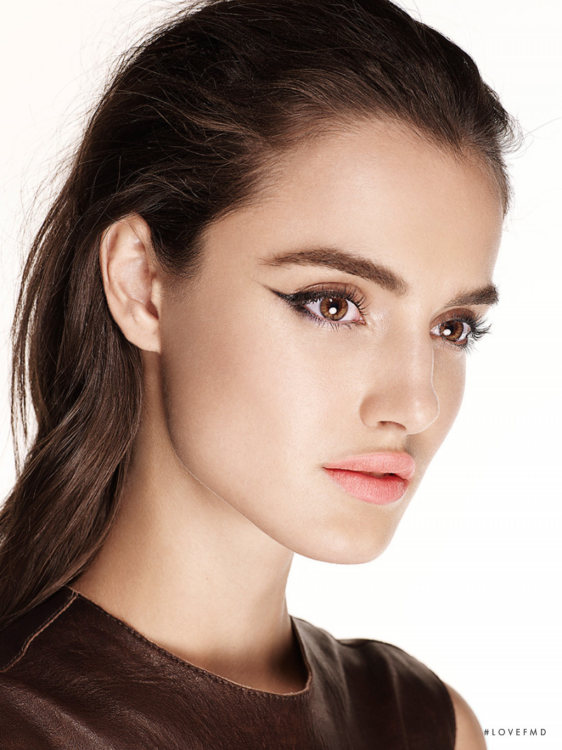 Blanca Padilla featured in Miradas Que Se Hacen Notar, January 2016