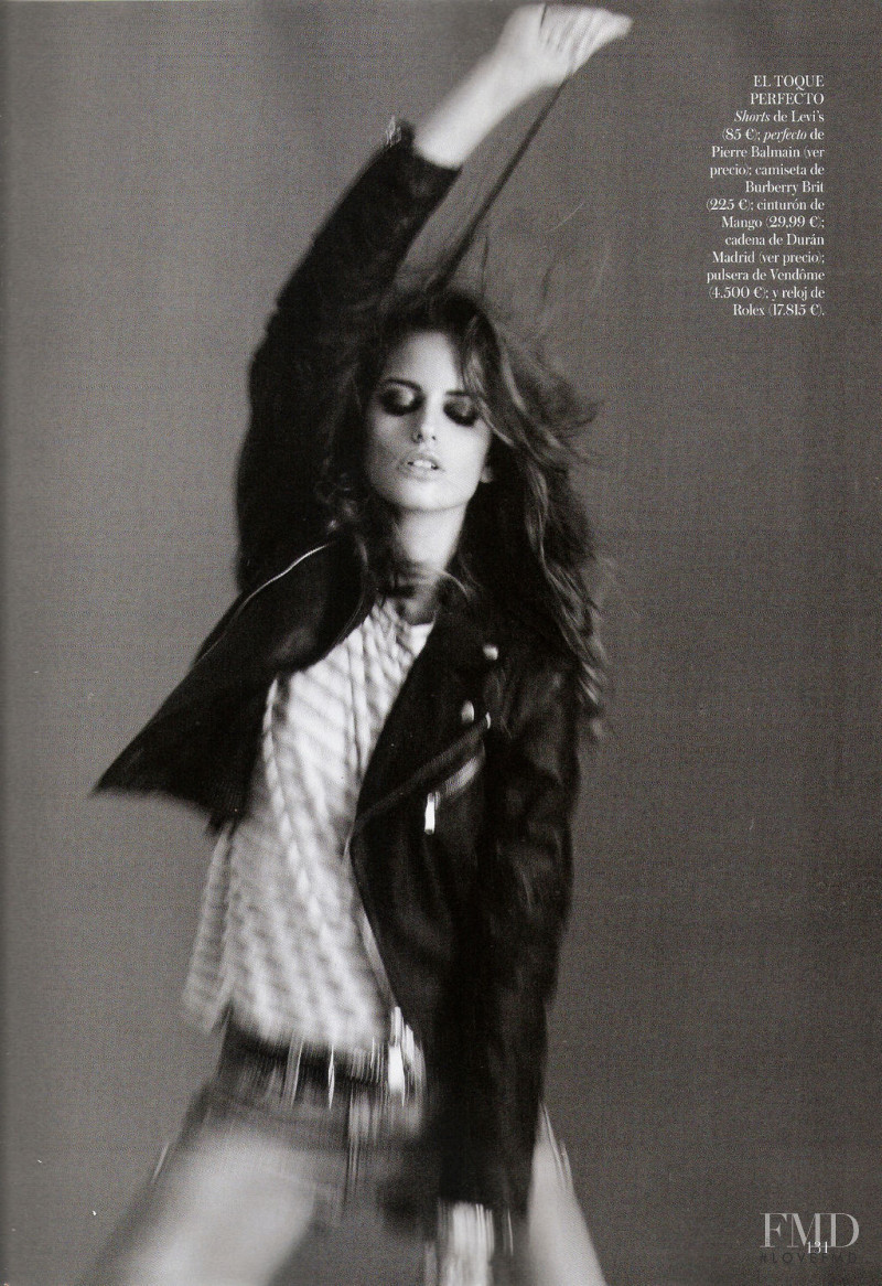 Izabel Goulart featured in El Estilo Facil, February 2012