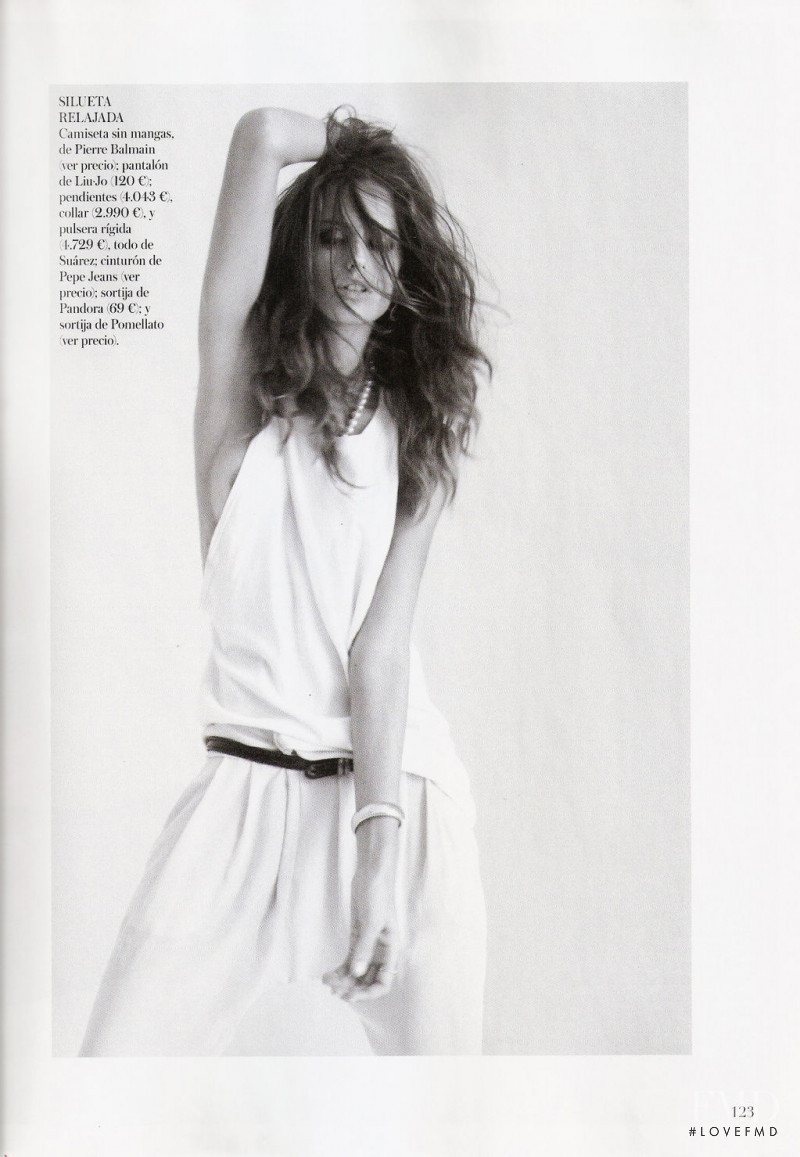 Izabel Goulart featured in El Estilo Facil, February 2012