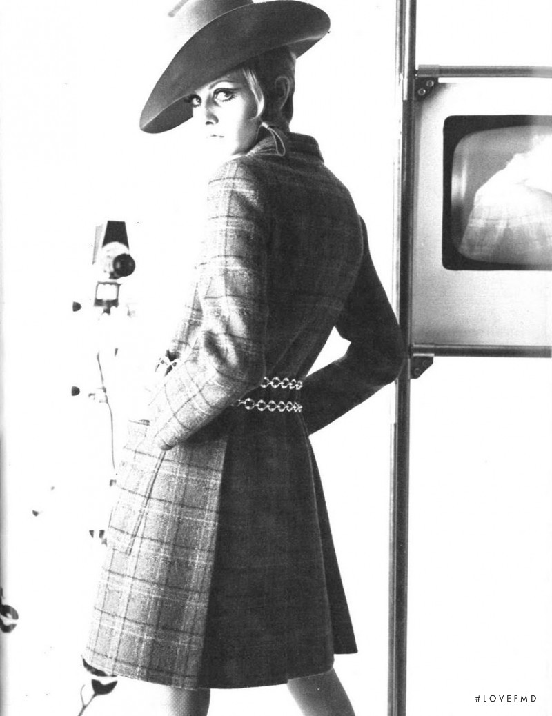 Twiggy Lawson featured in Parigi, April 1967