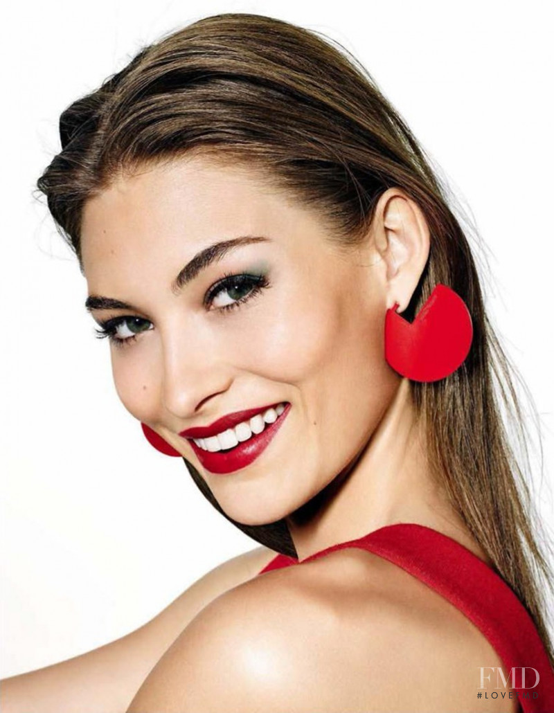 Grace Elizabeth featured in De Menos A Mas, May 2017