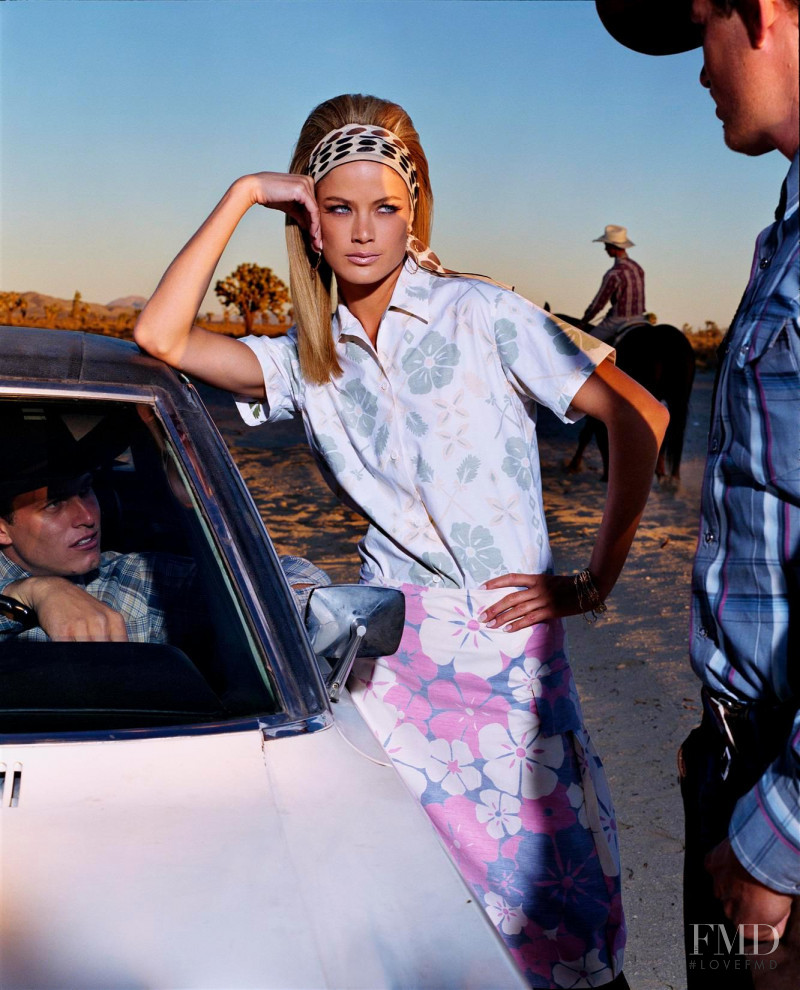 Carolyn Murphy featured in How To Wear Patterns and Prints, April 2000