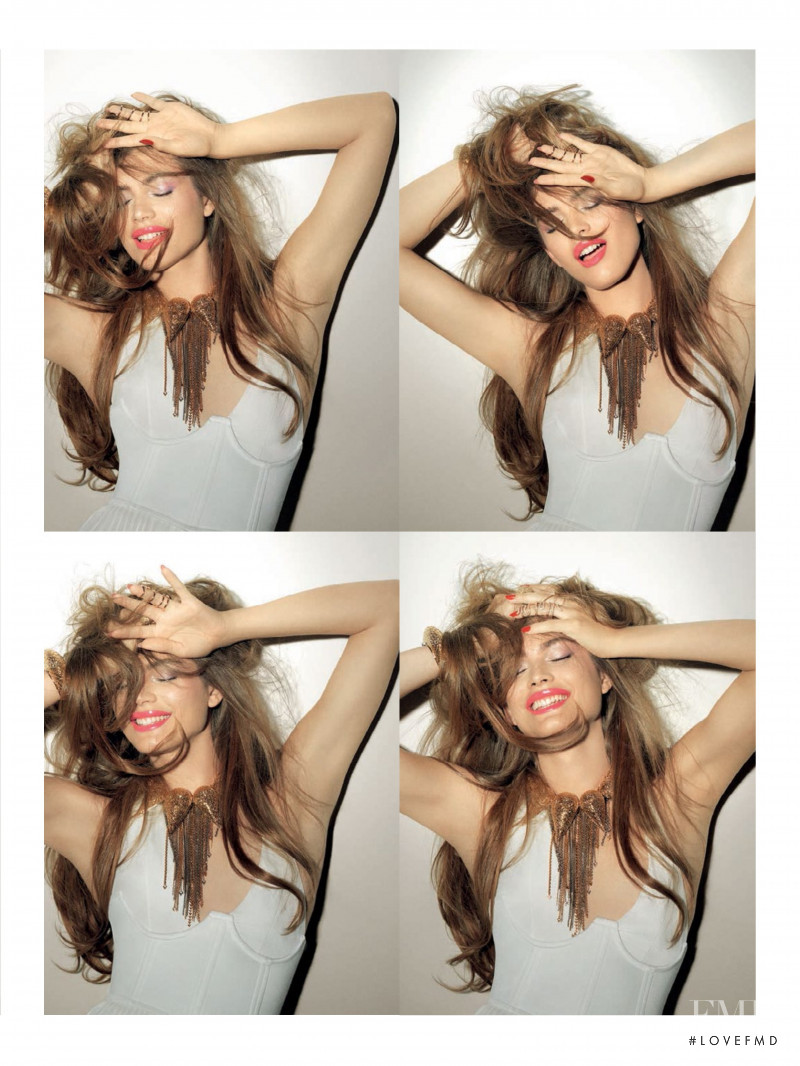 Valentina Sampaio featured in V De Vitoria, December 2017