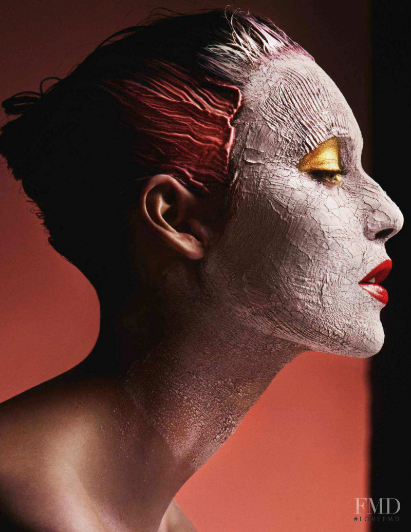 Julia Bergshoeff featured in En Tierra Hostil, June 2018