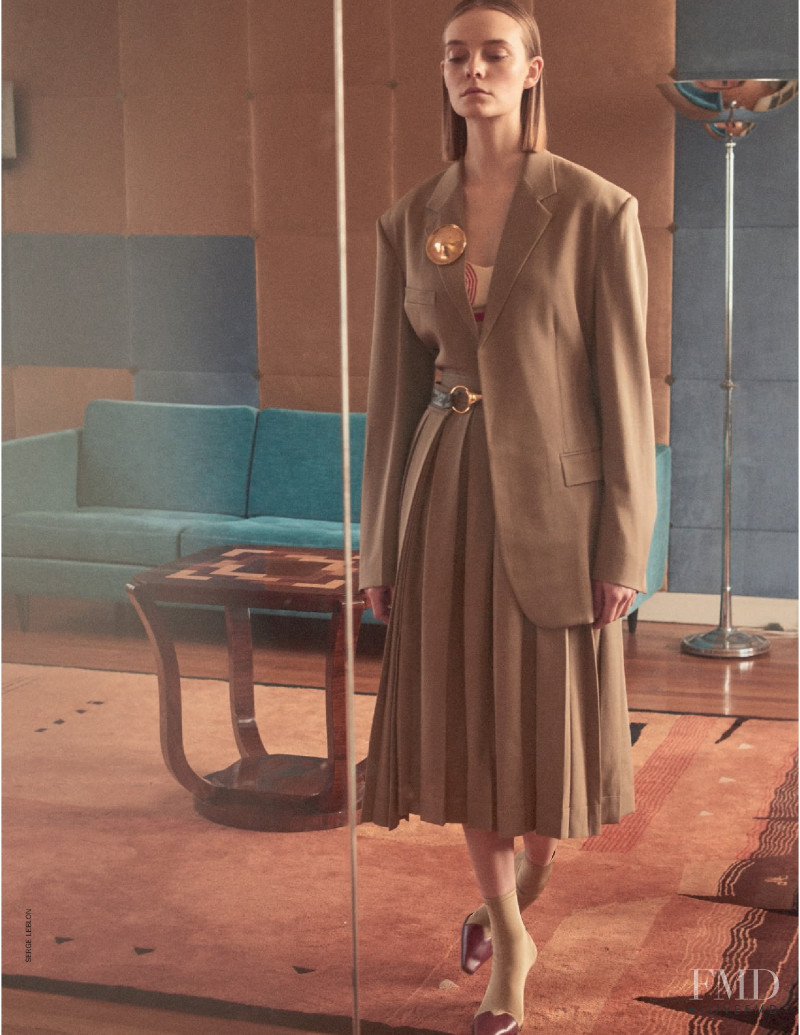 Nimuë Smit featured in Ritratto Di Signora Con Cappello, April 2018