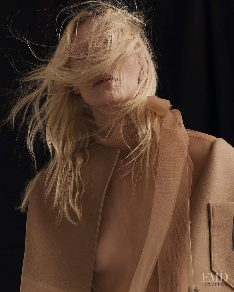 Maggie Maurer featured in Jogar As Escondidas, October 2018
