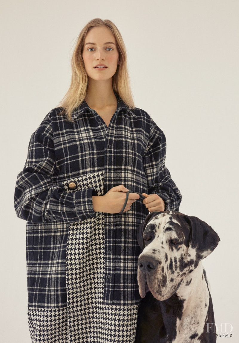 Vanessa Axente featured in Al Abrigo De La Moda, November 2018