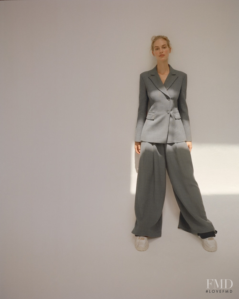 Vanessa Axente featured in Al Abrigo De La Moda, November 2018