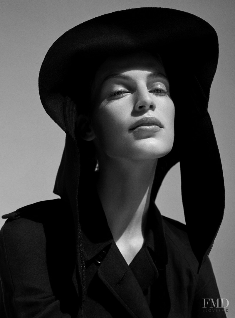 Vanessa Axente featured in Al Abrigo De La Moda, November 2018