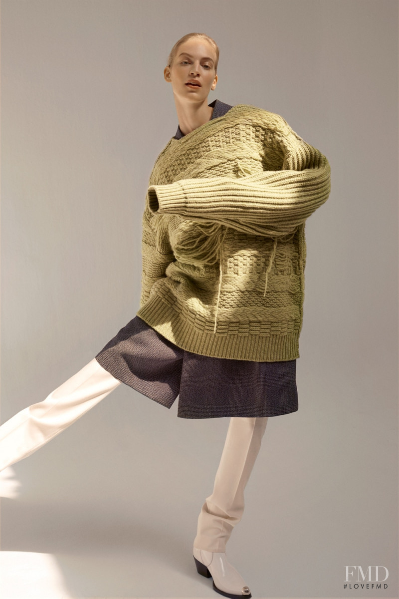 Vanessa Axente featured in Al Abrigo De La Moda, November 2018