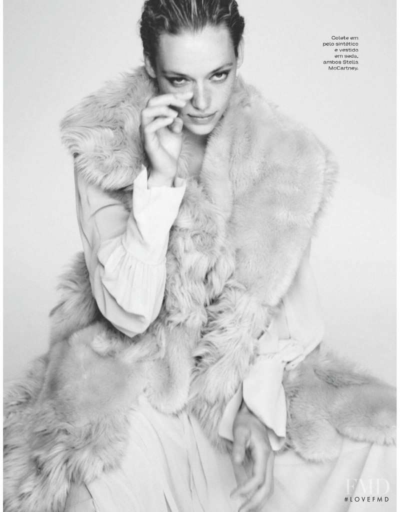 Hannah Ferguson featured in Assumiro O Frio, November 2018