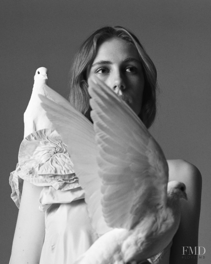 Liv Sillinger featured in Dans un bruissement d\'ailes, March 2019