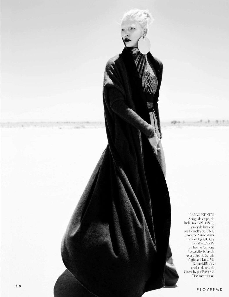 Aline Weber featured in Visión Espacial, October 2012