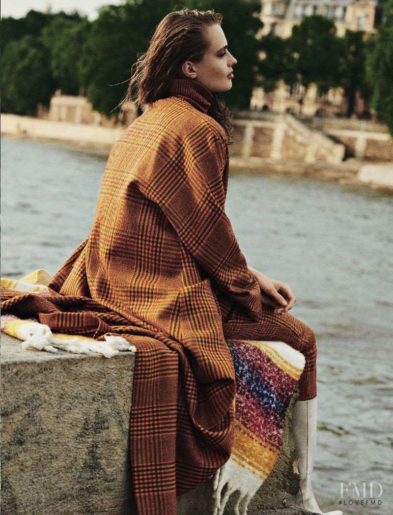 Anna Mila Guyenz featured in Sotto Copertura, October 2018